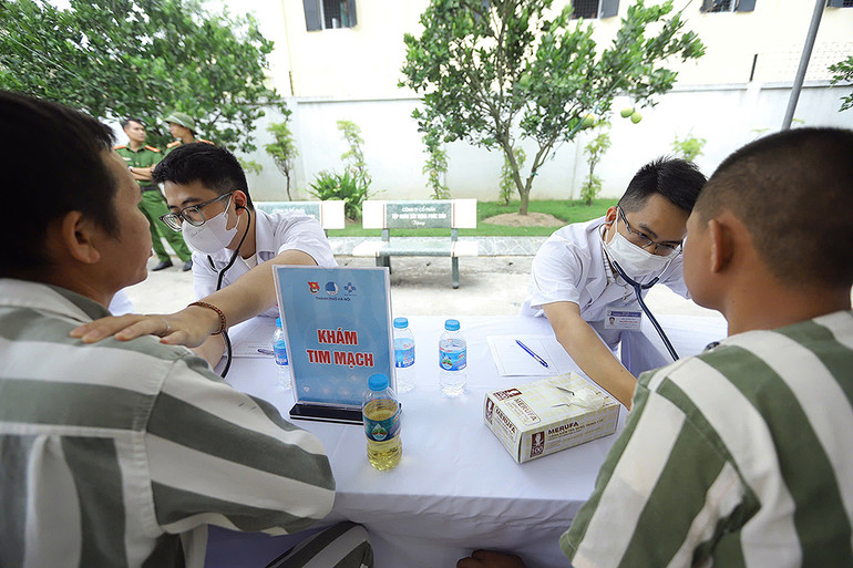 Các y, bác sĩ trẻ tình nguyện khám bệnh cho phạm nhân.
