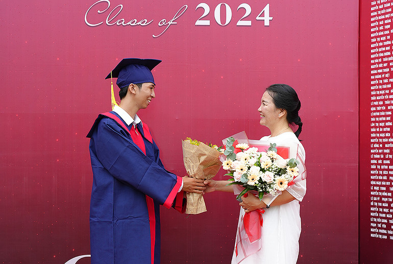 "Con dù lớn, vẫn là con của mẹ".