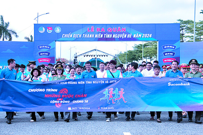 Các đại biểu và người dân, thanh thiếu nhi Hải Phòng đi bộ hưởng ứng Chiến dịch qua chặng 16 chương trình "Những bước chân vì cộng đồng".