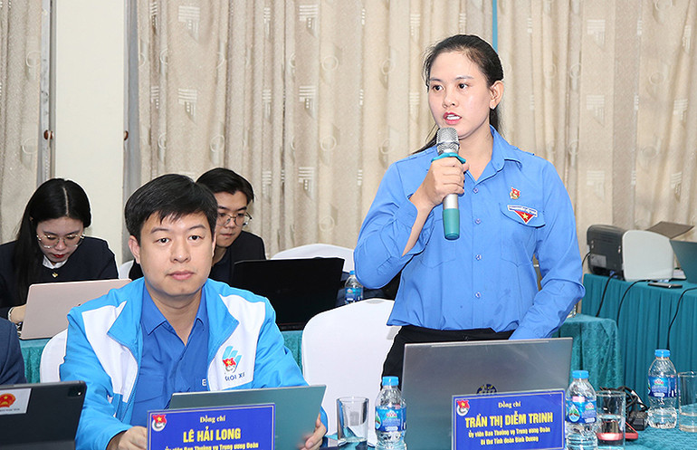 Các đại biểu trao đổi ý kiến về công tác Đoàn và phong trào thanh thiếu nhi năm vừa qua.