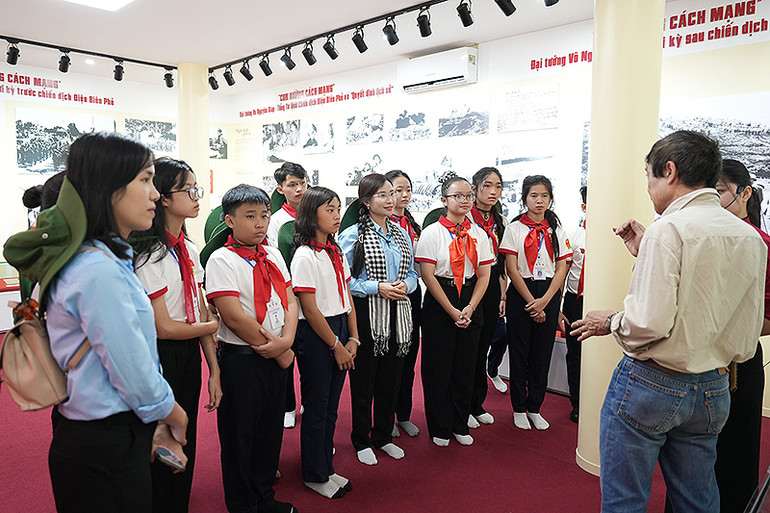 Đoàn đại biểu tham quan Khu tưởng niệm Đại tướng Võ Nguyên Giáp.