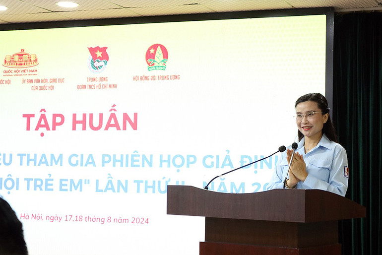 Đồng chí Nguyễn Phạm Duy Trang phát biểu ý kiến tại chương trình tập huấn.