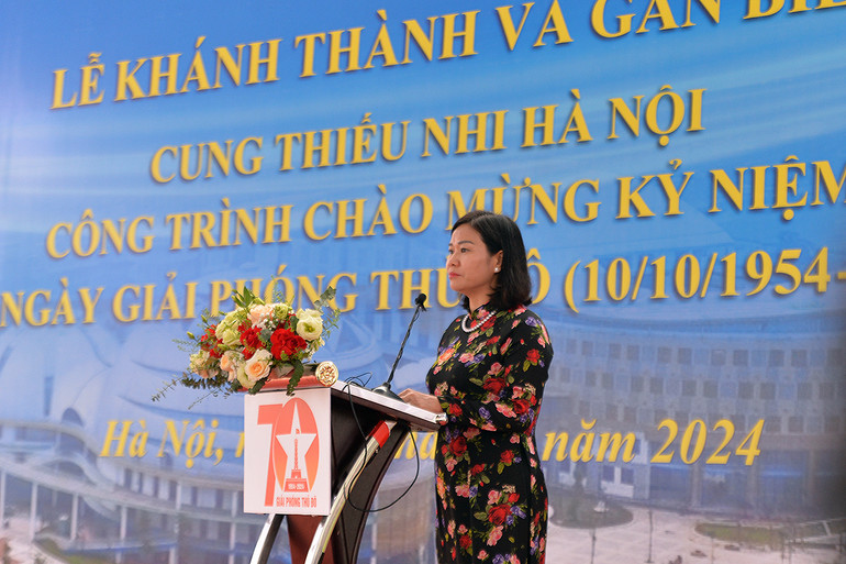 Đồng chí Nguyễn Thị Tuyến phát biểu ý kiến tại buổi lễ.