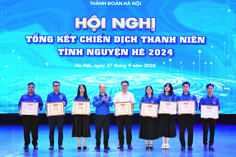 Các cá nhân có thành tích xuất sắc trong chiến dịch nhận Bằng khen của Trung ương Đoàn Thanh niên Cộng sản Hồ Chí Minh.