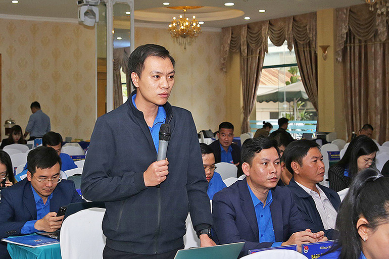 Các đại biểu thảo luận trong khuôn khổ hội nghị.