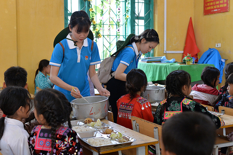 Khép lại chương trình là bữa cơm đầm ấm trong khuôn khổ hoạt động "Nấu ăn cho em".
