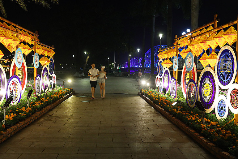 Không gian thơ mộng cạnh Cầu Trường Tiền. Không gian thơ mộng cạnh Cầu Trường Tiền.