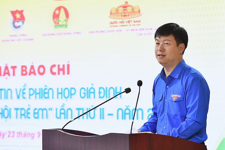 Phó Chủ tịch Hội đồng Đội Trung ương Lê Hải Long trao đổi thông tin về phiên họp.