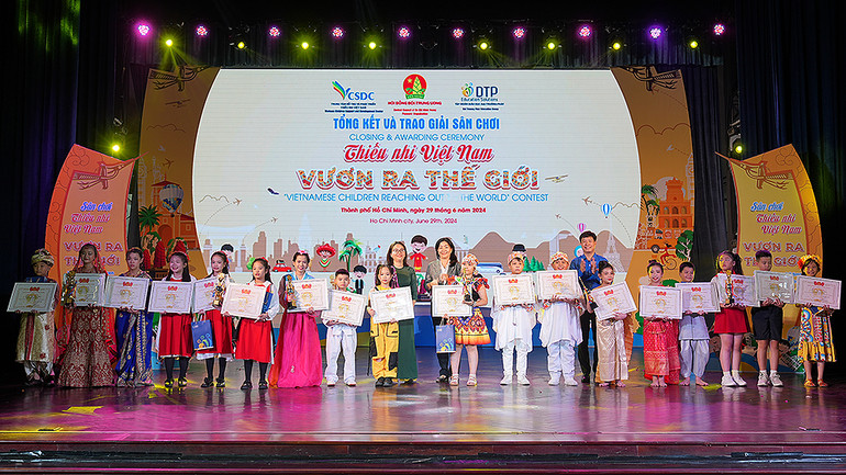 Ban tổ chức trao giải nhì tặng đại diện 6 đội thi.