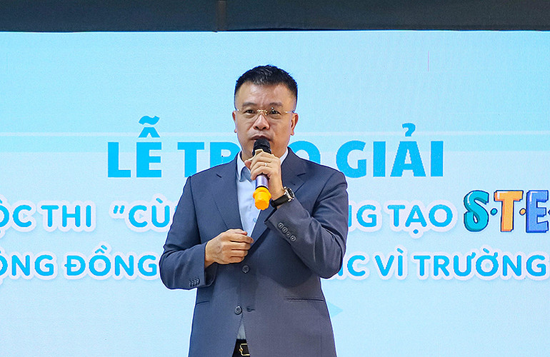 Nhà báo Nguyễn Phan Khuê phát biểu ý kiến tại buổi lễ.