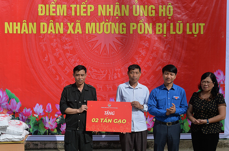 Đồng chí Nguyễn Ngọc Lương thay mặt đoàn công tác trao nhu yếu phẩm tặng chính quyền, người dân địa phương.