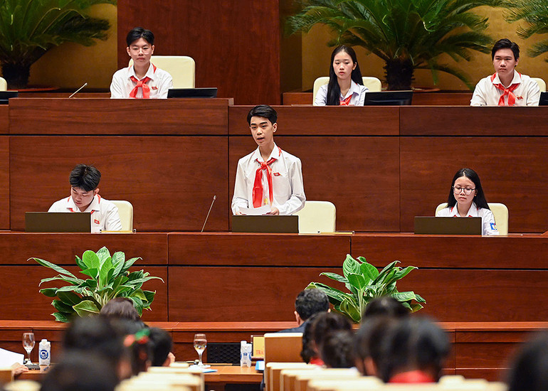 Các Bộ trưởng trẻ em trả lời chất vấn.