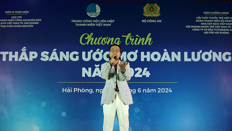 Rapper Rica khuấy động buổi giao lưu với các nhạc phẩm trẻ trung, tràn đầy năng lượng tích cực.