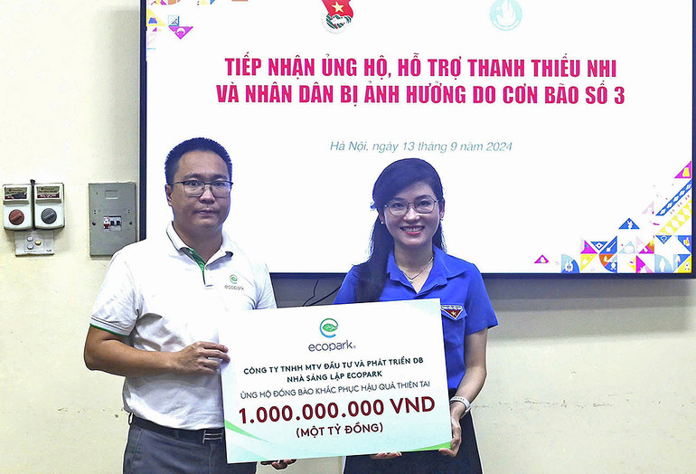 Đại diện các nhà hảo tâm trao tượng trưng nguồn lực tại buổi tiếp nhận.