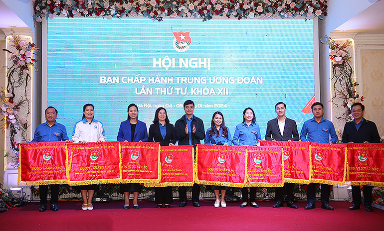 Đồng chí Bùi Quang Huy (thứ 5 từ trái sang) trao Cờ thi đua tặng đại diện các đơn vị xuất sắc.