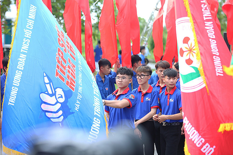 Các đội hình tình nguyện ra quân tại buổi lễ. Trong ảnh là đội hình tình nguyện "Tiếp sức mùa thi" năm 2024.