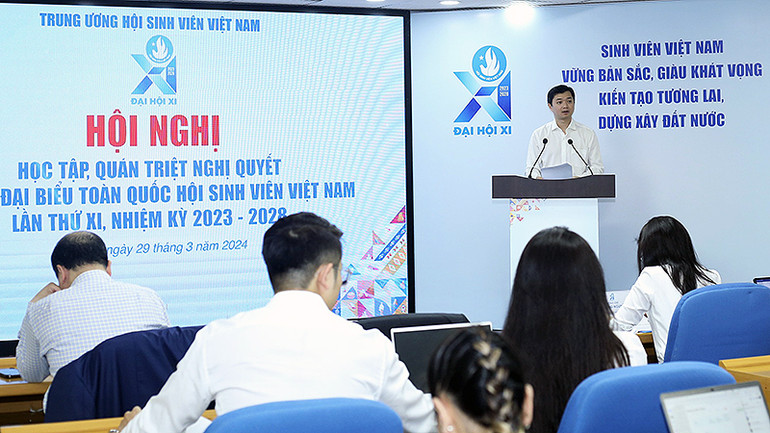 Đồng chí Nguyễn Minh Triết phát biểu ý kiến tại Hội nghị.