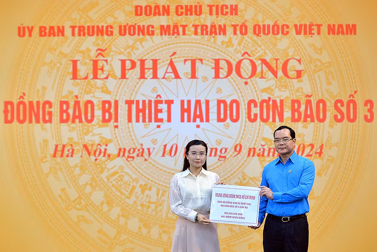 Đại diện lãnh đạo các bộ, ngành, đoàn thể trao kinh phí tượng trưng ủng hộ đồng bào chịu ảnh hưởng của bão số 3.