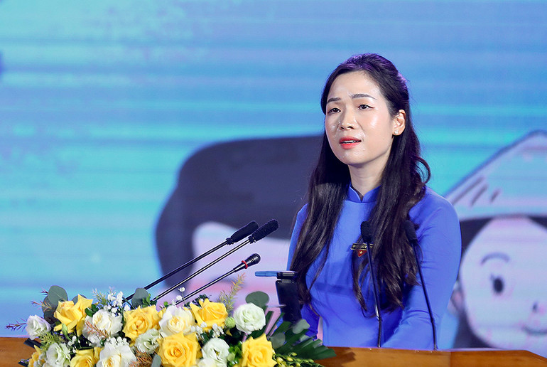 Đồng chí Dương Minh Nguyệt phát biểu ý kiến tại liên hoan.