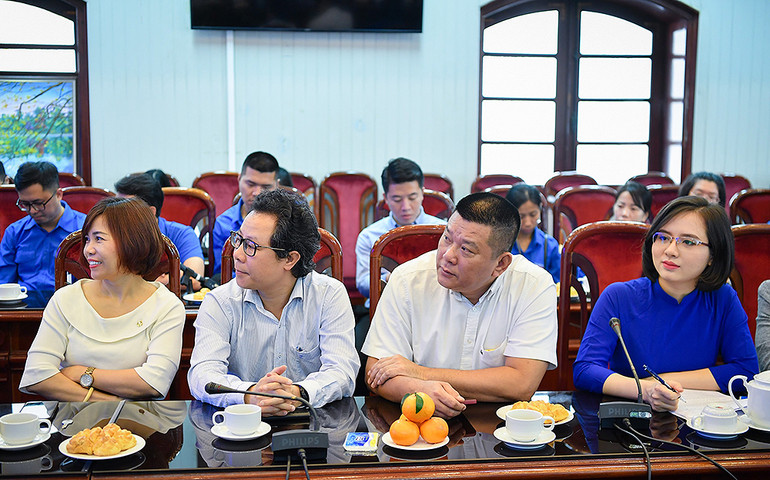 Đại diện lãnh đạo Đảng ủy, Ban Biên tập, các Vụ, Ban, Trung tâm trực thuộc và đoàn viên, thanh niên Báo Nhân Dân tham dự buổi lễ.