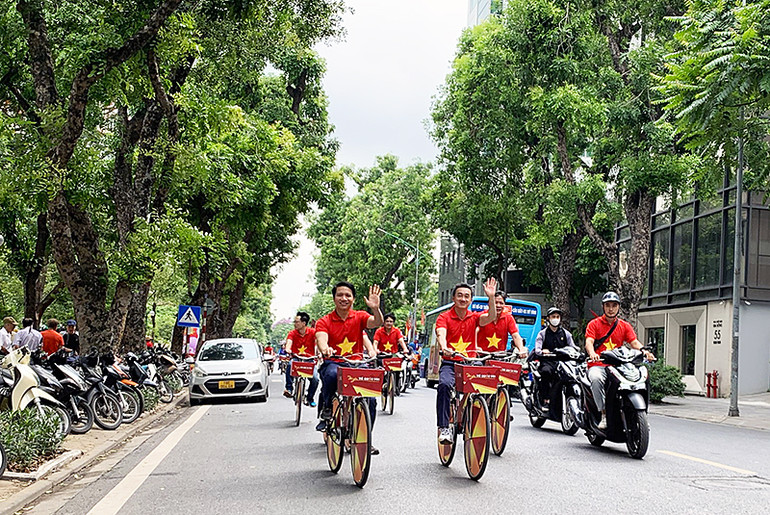 Từ trái qua, hàng đầu: Bí thư Thường trực Trung ương Đoàn, Chủ tịch Hội Liên hiệp Thanh niên Việt Nam Nguyễn Ngọc Lương và Thứ trưởng Y tế Trần Văn Thuấn cùng các đại biểu đạp xe hưởng ứng Hành trình. Từ trái qua, hàng đầu: Bí thư Thường trực Trung ương Đoàn, Chủ tịch Hội Liên hiệp Thanh niên Việt Nam Nguyễn Ngọc Lương và Thứ trưởng Y tế Trần Văn Thuấn cùng các đại biểu đạp xe hưởng ứng Hành trình.