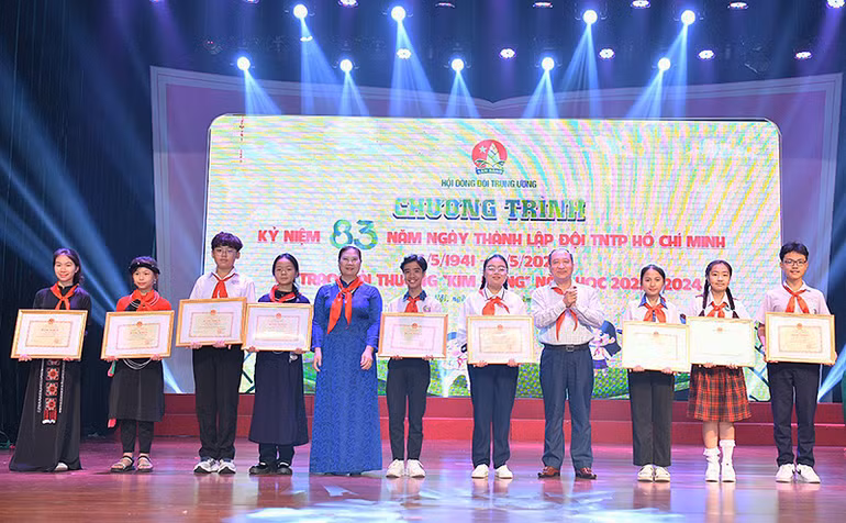 Đại diện các bộ, ngành, đoàn thể trao Giải thưởng Kim Đồng tặng chỉ huy Đội, đội viên tiêu biểu.