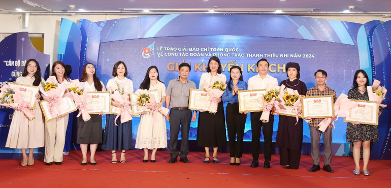 Bí thư Trung ương Đoàn, Chủ tịch Hội đồng Đội Trung ương Nguyễn Phạm Duy Trang (áo xanh) trao giải Khuyến khích tặng các tác giả, đại diện nhóm tác giả.