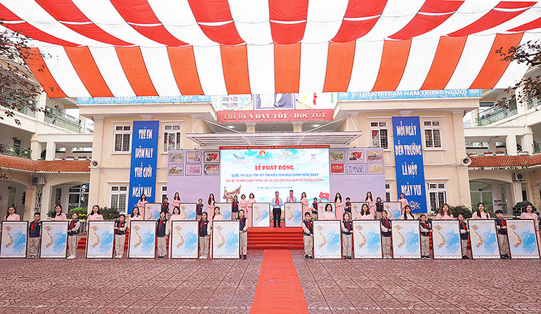 Ban tổ chức trao bản đồ Việt Nam tặng các chi đội của Trường Tiểu học Trung Yên. Ban tổ chức trao bản đồ Việt Nam tặng các chi đội của Trường Tiểu học Trung Yên.