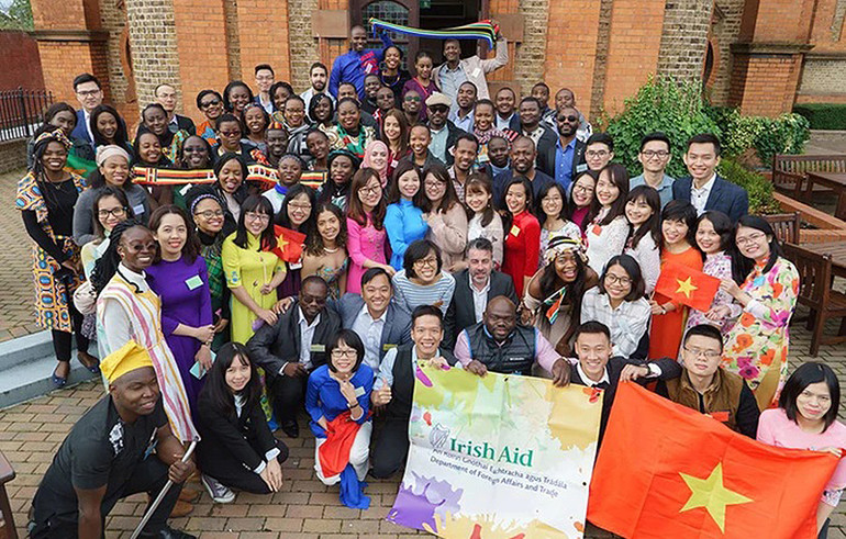 Võ Minh Quân (áo vest xám, ngồi hàng thứ 2) và các nghiên cứu sinh tại Ireland.