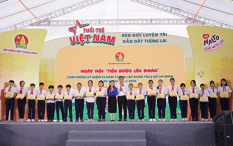 Bí thư Trung ương Đoàn, Chủ tịch Hội đồng Đội Trung ương Nguyễn Phạm Duy Trang (áo xanh) trao học bổng tặng học sinh vượt khó học tốt. Bí thư Trung ương Đoàn, Chủ tịch Hội đồng Đội Trung ương Nguyễn Phạm Duy Trang (áo xanh) trao học bổng tặng học sinh vượt khó học tốt.