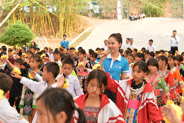 Ca sĩ Ngô Lan Hương cùng học sinh nhà trường trong một tiết mục văn nghệ.