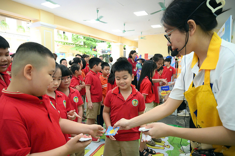 Các em thiếu nhi sôi nổi tham gia các trò chơi trải nghiệm tại Ngày hội. Các em thiếu nhi sôi nổi tham gia các trò chơi trải nghiệm tại Ngày hội.