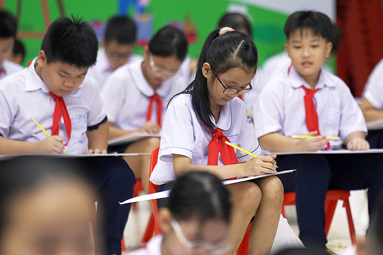 Các em nhỏ hào hứng vẽ tranh trong khuôn khổ Ngày hội.