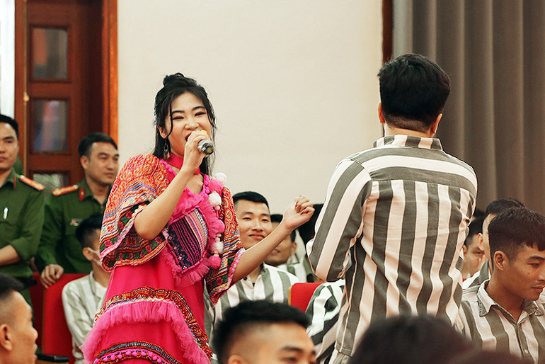 Ca sĩ Hà Myo giao lưu văn hóa, văn nghệ cùng các phạm nhân trong không khí sôi nổi.