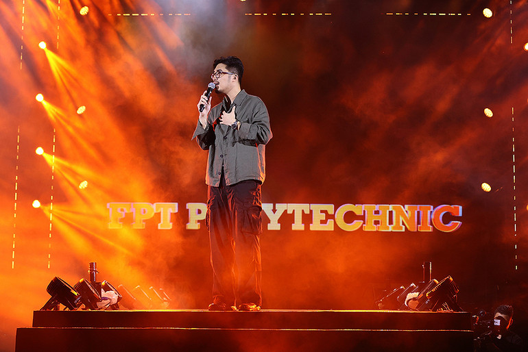 Ca sĩ Vũ mang đến nhạc hội những bản tình ca sâu lắng.