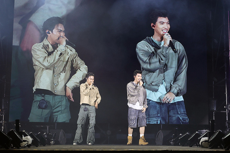 Hieuthuhai (bên phải) cùng các nghệ sĩ trẻ "làm nóng" không khí dưới cơn mưa.