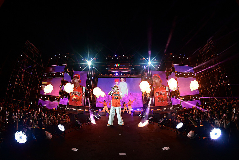 Không khí sôi động tại đêm nhạc hội.