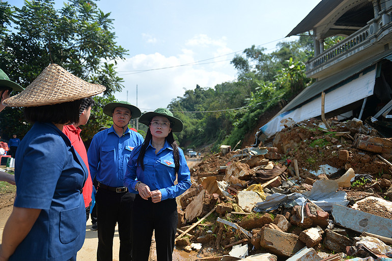 Cán bộ huyện Bạch Thông đưa Đoàn công tác đến thăm các khu vực sạt lở khiến nhà cửa người dân địa phương bị vùi lấp.