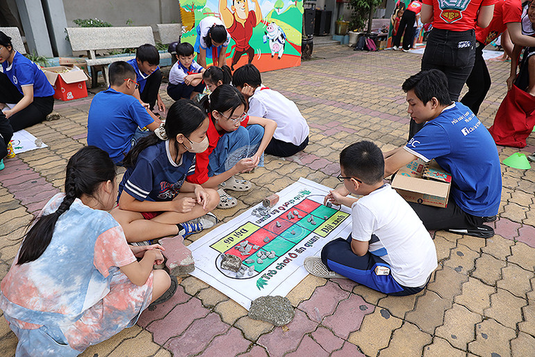 Những trò chơi dân gian lý thú tại chương trình.