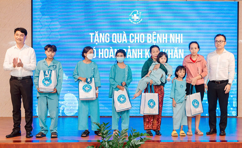 Ban tổ chức trao quà tặng bệnh nhi hoàn cảnh khó khăn tại Bệnh viện Đà Nẵng.