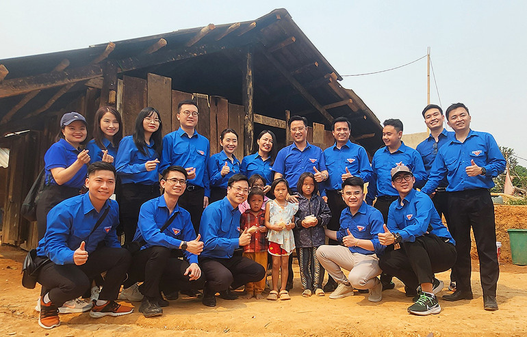 Đoàn viên, thanh niên các đơn vị cùng thiếu nhi địa phương trước thềm những ngôi nhà sẽ được xây dựng lại thành Nhà Đại đoàn kết.
