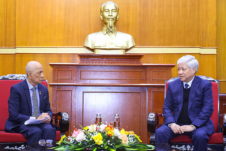 Đồng chí Đỗ Văn Chiến (bên phải) và ông Peter Hồng trao đổi ý kiến tại buổi tiếp.