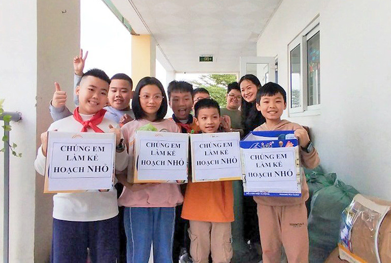 Học sinh Trường Tiểu học Đoàn Kết (quận Long Biên, thành phố Hà Nội) sôi nổi tham gia phong trào "Kế hoạch nhỏ".