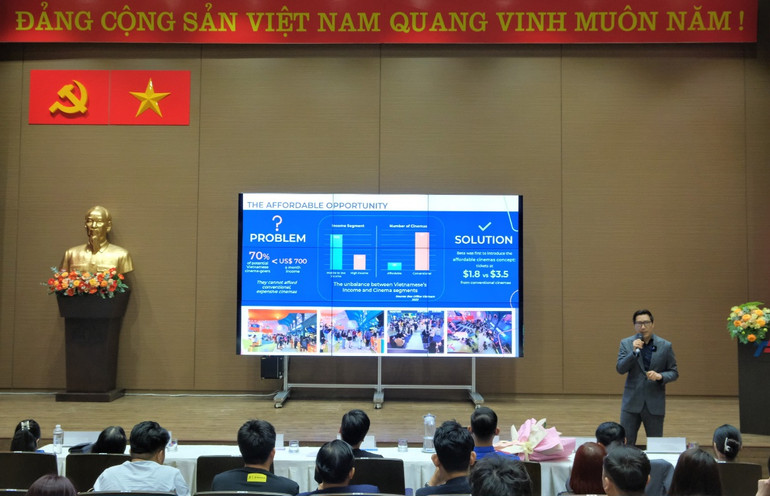 Các diễn giả trình bày tham luận tại chương trình.