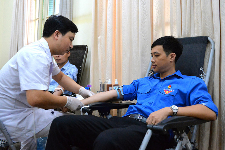 Đoàn viên, thanh niên Bộ Giao thông vận tải tham gia hiến máu tại chương trình.
