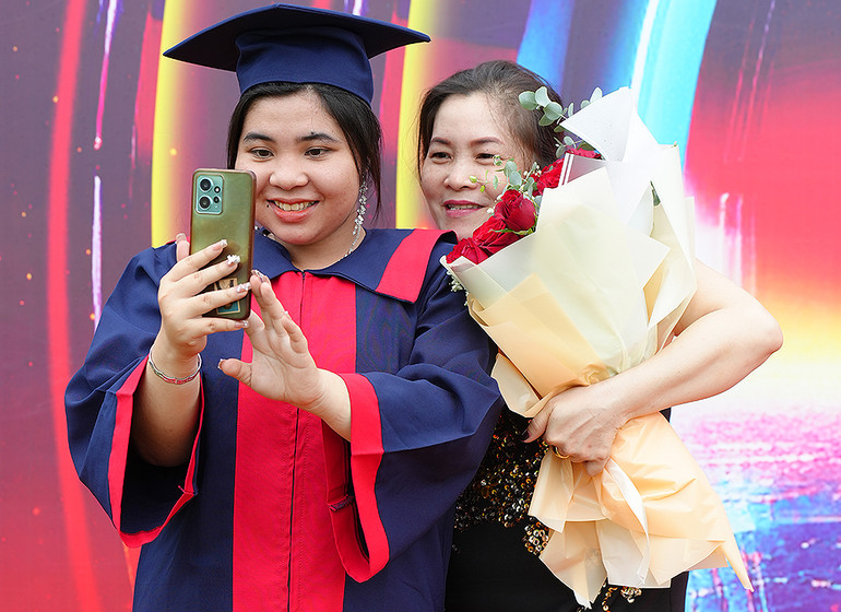 "Mẹ con mình cùng selfie nào!"