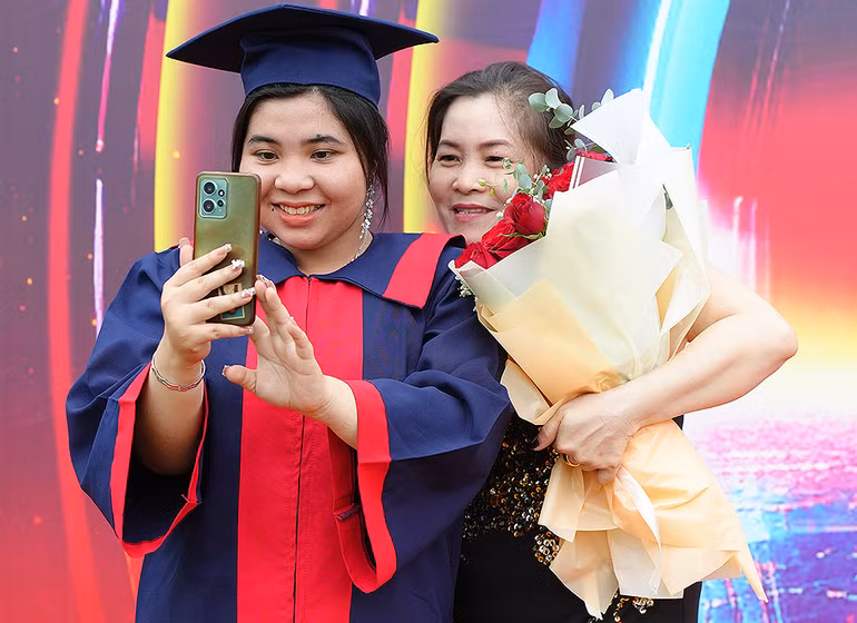 "Mẹ con mình cùng selfie nào!"