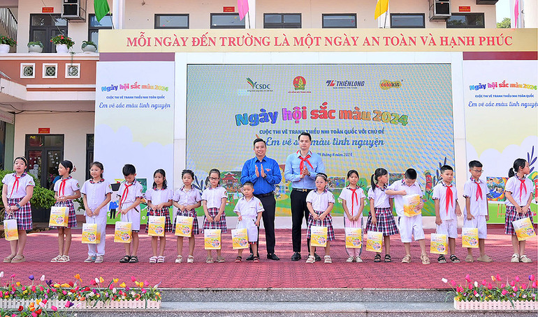 Mang "Ngày hội sắc màu" đến với thiếu nhi vùng cao ảnh 3