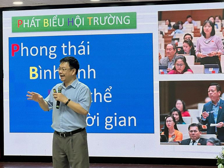 Chuyên gia trao đổi, tập huấn kiến thức, kỹ năng cho các đại biểu tại chương trình.