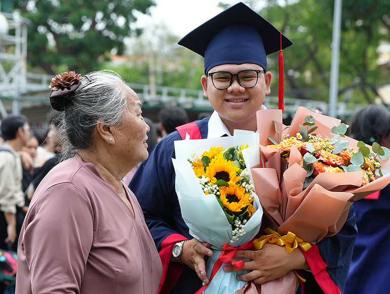 Đây còn là dịp để một số bạn trẻ thể hiện tình cảm đối với những người phụ nữ mà mình hết mực yêu thương trong gia đình.